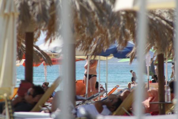 Milf ruiva pega de topless na praia de Plaka, Naxos