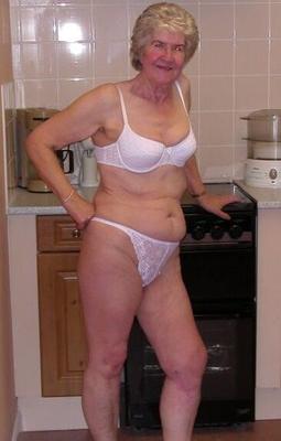 Old Amateur UK Granny shows strips and spreads