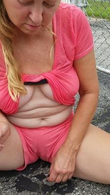 Die einjährige natürliche Blondine Lori hat sexy Titten und einen Cameltoe.