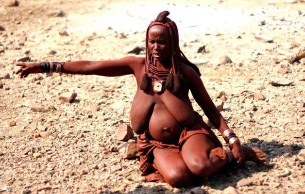 Madre himba con enormes ubres flexibles