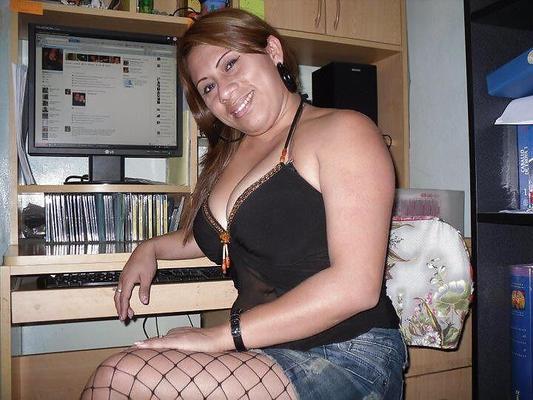 Mãe latina gostosa e sexy mostrando seu corpo e buceta peluda