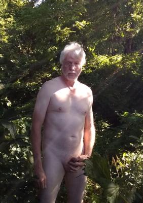 Brett Truckenbrod : Sissy pédé exposée nue dans un parc public