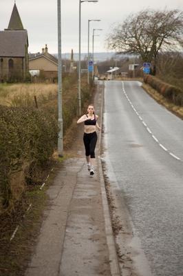 Reife Dame zieht sich nach dem Training aus