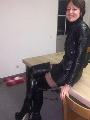 MILF ejecutiva caliente con botas