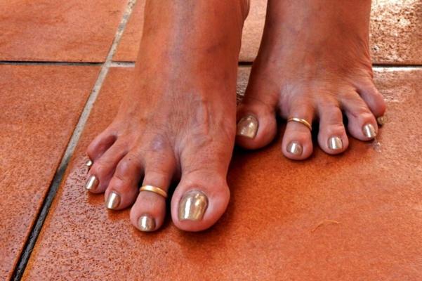 Capi’s Golden Toe Nails brincando ao ar livre