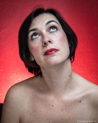 Isabelle - Femme Rouge