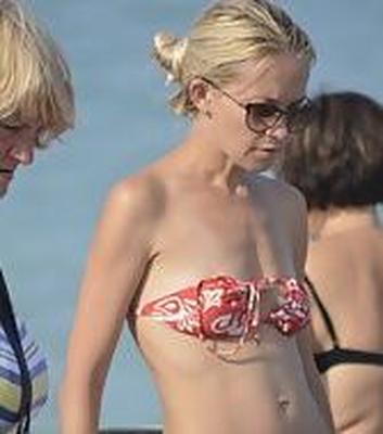 MILF flaca en la playa