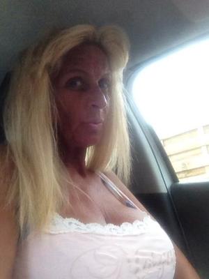 Eine weitere blonde FB-Milf mit großen Brüsten