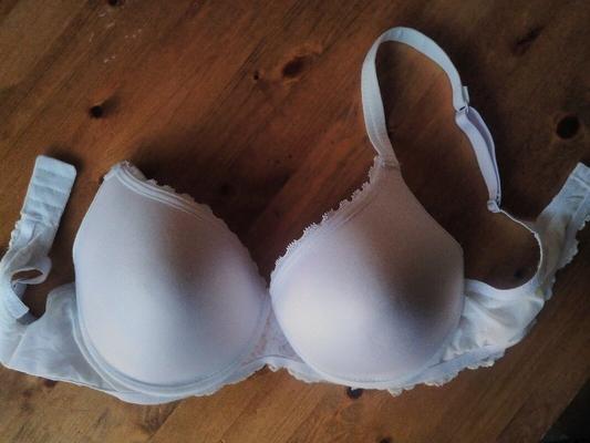 Soutien-gorge blanc G de ma tante emprunté pour mon plaisir --