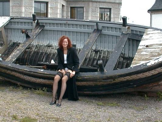 The English Lady - Solo - Public - Sea Front