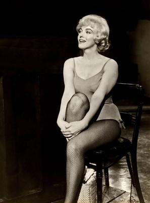 Die sexy Marilyn Monroe macht während der Dreharbeiten eine Pause.