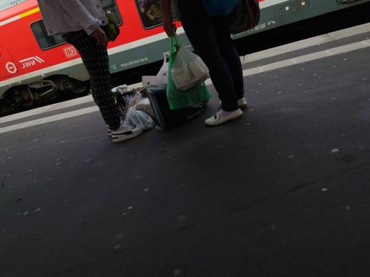 Mocassins asiatiques avec des chaussettes blanches sales