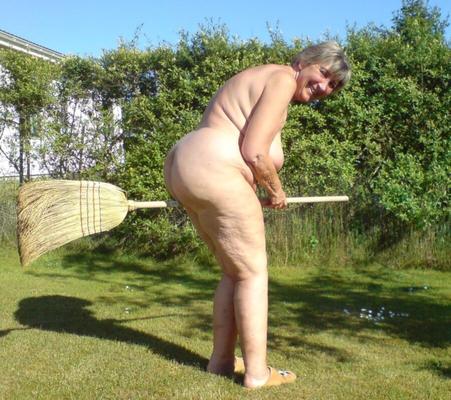 nackte Gartenarbeit mit Oma