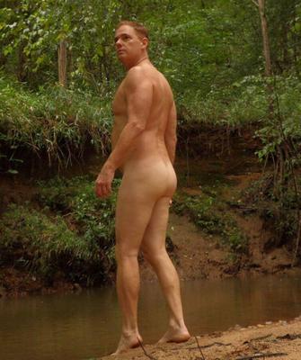 Desnudo en la naturaleza