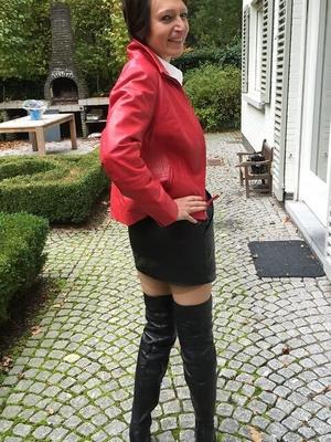 mature stunner in gorgeous boots