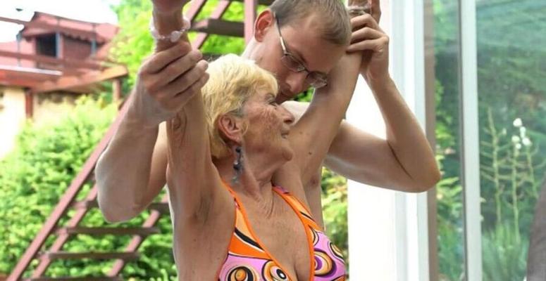 Tony donne une sacrément bonne baise à la chatte de sa grand-mère