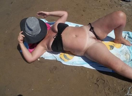 bronzer nue sur la plage