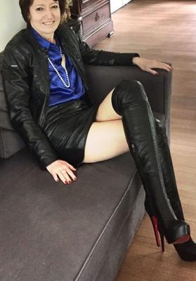 Belle dame mature en cuir et bottes