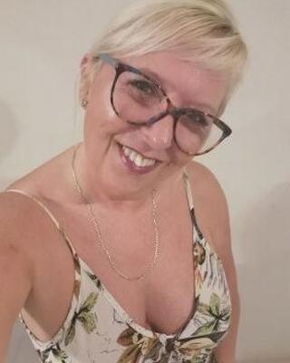 Kurvige MILF Sharon