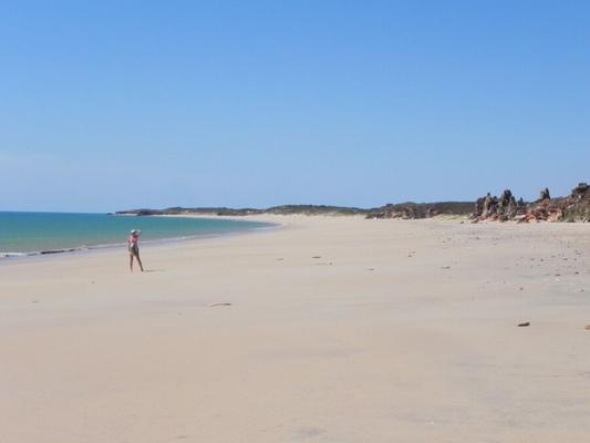 Esposa desnuda en la playa