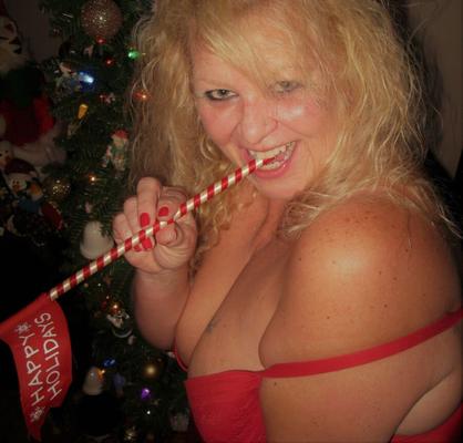 Mary Moonshyne - Busty Blonde Amateur Wife. Merry Christmas!