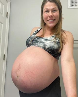 Hot amateur pregnant mom Candy with huge belly