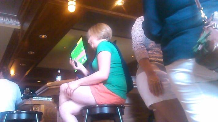 MILF candide dans un bar local belles jambes CANDID NN spy pic