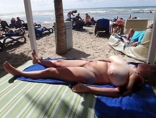 Esposa puta en la playa pública