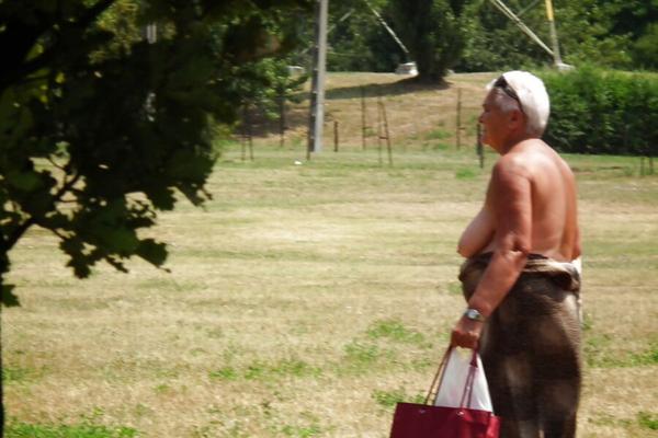 Vovó em topless no jardim