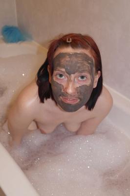 Mud face pack in the bath