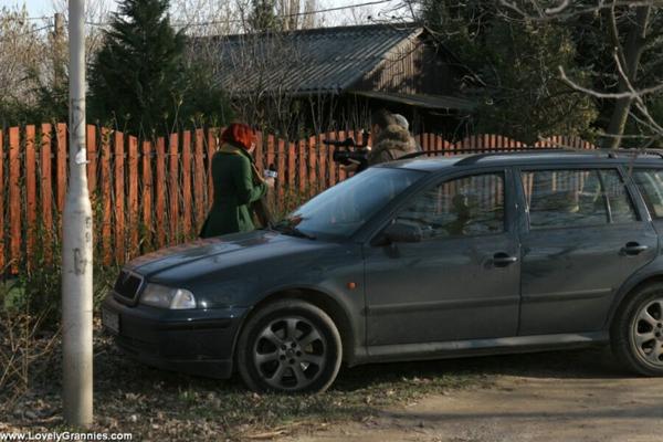 Зрелую рыжую трахает и кончает спермой стипер.