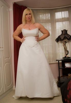 Mariée MILF avec de la lingerie sexy taquine avant le mariage.