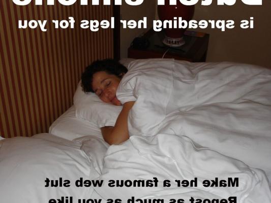 Die niederländische Simone spreizt ihre Beine im Hotelbett.