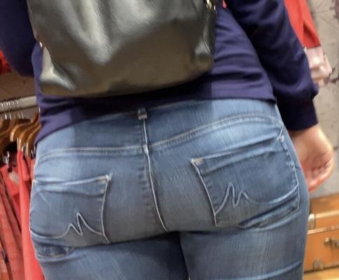 Wide milf ass in jeans