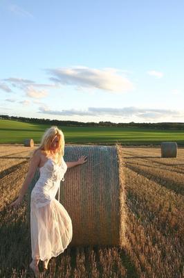 The English Lady - Solo - Outside - Sunset