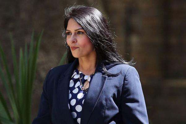 J'adore me branler avec la conservatrice Priti Patel