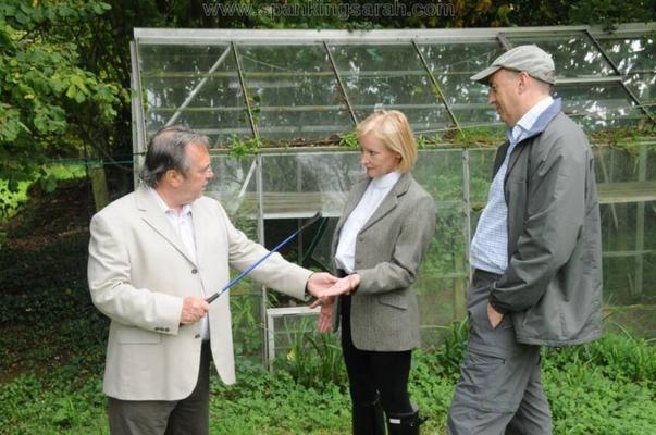 Die reife MILF Mary bekommt die Ernte im Garten