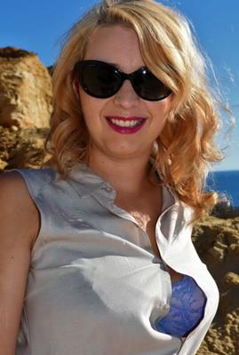 Modèle amateur mature sexy nus sur la plage publique clignotant