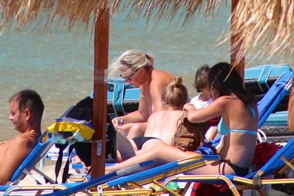 Blonde mature surprise seins nus sur la plage de Psarou, Mykonos !!