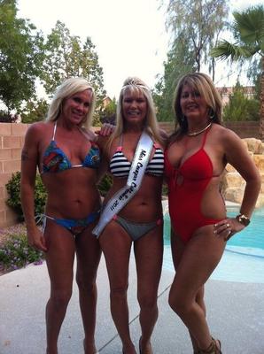 Hot Moms and Matures in Bikini !