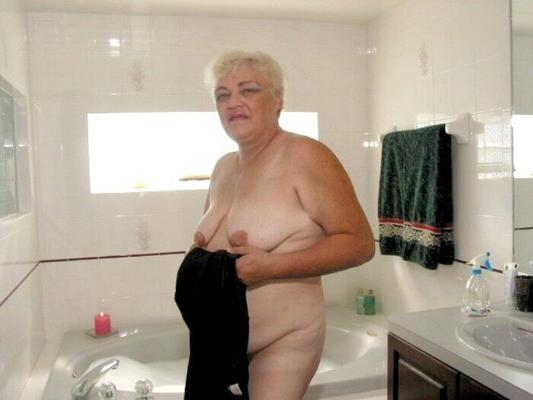 Una anciana tomando un baño