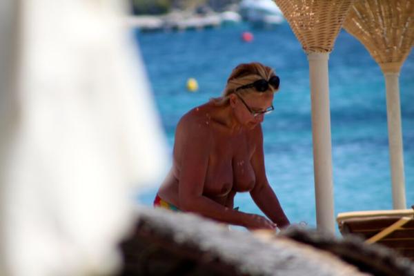 Blonde Reife oben ohne am Strand von Ornos auf Mykonos erwischt