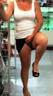 Blonde yo MILF défie dans un sex-shop.