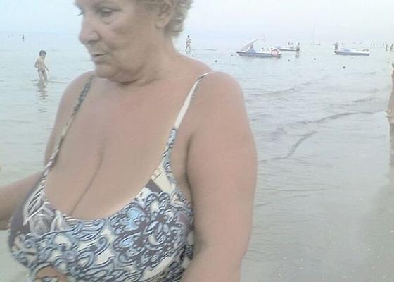 Cock hardening Gilfs in swimsuits