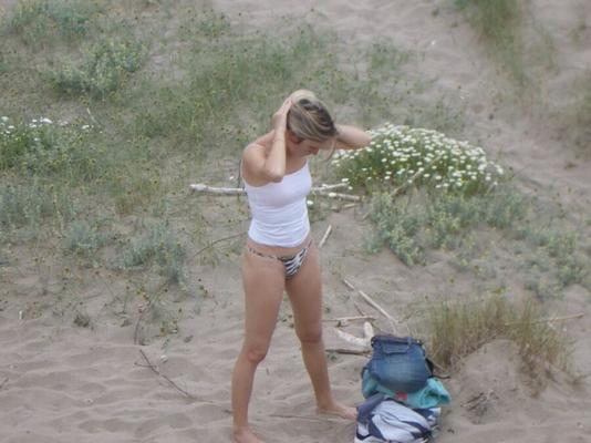 Femme sexy qui fait pipi à la plage