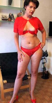 Russe mature en lingerie rouge