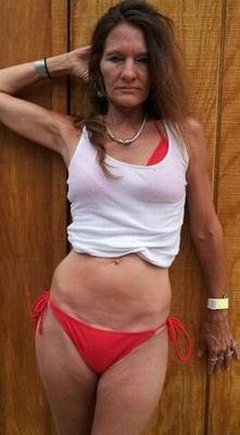 SEXY MILF WANDA - BIQUINI VERMELHO