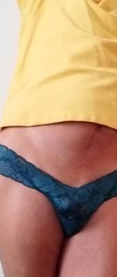 Ma bite et mon cul en culotte en dentelle jaune ou verte