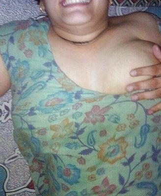 Bhabhi ke bade bade doodh