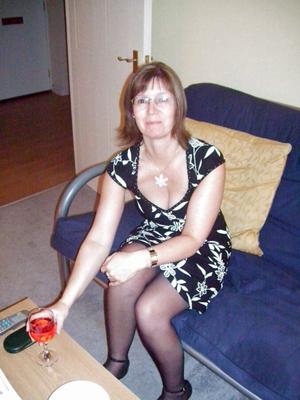 UK MILF Sharon has good looks, body and legs